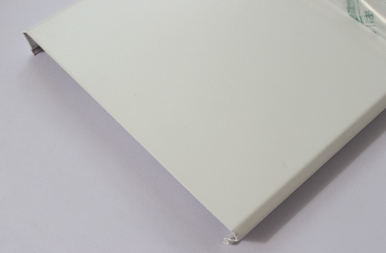 Le revêtement blanc C300 de poudre a suspendu le métal en aluminium de plafond de bande le panneau qu'en aluminium a coupé le bord