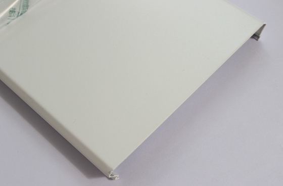 Le revêtement blanc C300 de poudre a suspendu le métal en aluminium de plafond de bande le panneau qu'en aluminium a coupé le bord