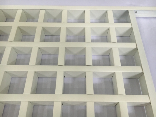 Les tuiles commerciales carrées de plafond ouvrent le plafond de grille de cellules avec les lames de verrouillage