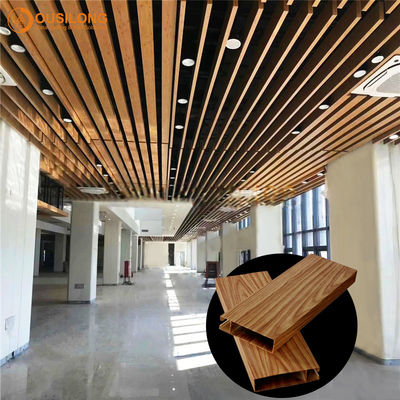 Plafond faux suspendu décoratif en métal de sembler de planche en aluminium en bois de profil pour le centre commercial