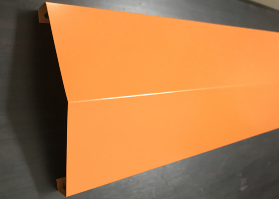 Système suspendu par aluminium ouvert en aluminium en forme de V fait sur commande orange de vue de plafond de bande