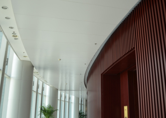 Bord biseauté suspendu par aluminium d'intérieur de panneau de plafond de bande de décoration qui respecte l'environnement