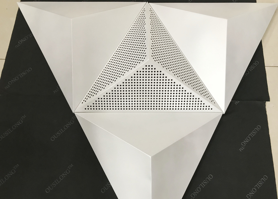 L'agrafe intérieure de la triangle 3D en métal dans le plafond pour Hall, blanc argenté caché a suspendu le plafond faux en aluminium