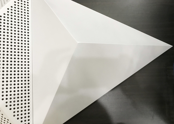 L'agrafe intérieure de la triangle 3D en métal dans le plafond pour Hall, blanc argenté caché a suspendu le plafond faux en aluminium