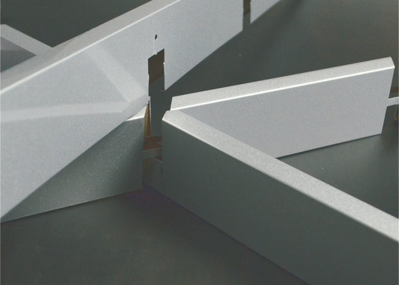 Ivoire en aluminium de système de plafond de grille en métal faux décoratif de triangle avec le type d'A