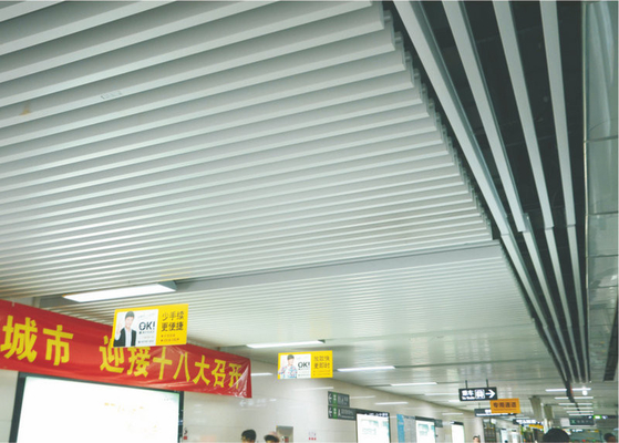 Plafond linéaire suspendu en métal de tube carré pour la décoration, plafond en aluminium ignifuge de bande