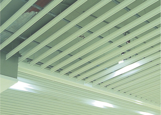 Panneaux de plafond d'intérieur linéaires en métal de bande fausse en aluminium pour établir le matériel décoratif