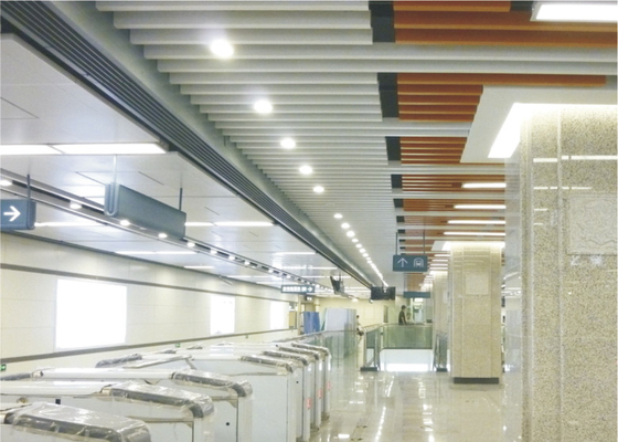 Tuile linéaire de plafond en métal blanc de bande de rectangle pour l'aéroport, T30mm X 70mm