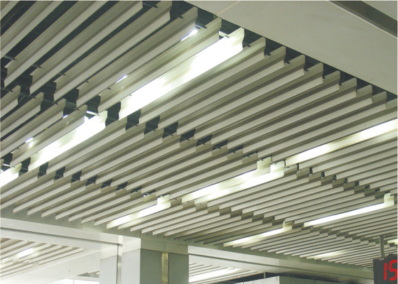 Faux plafond linéaire en métal de décoration suspendu pour l'immeuble de bureaux, OIN