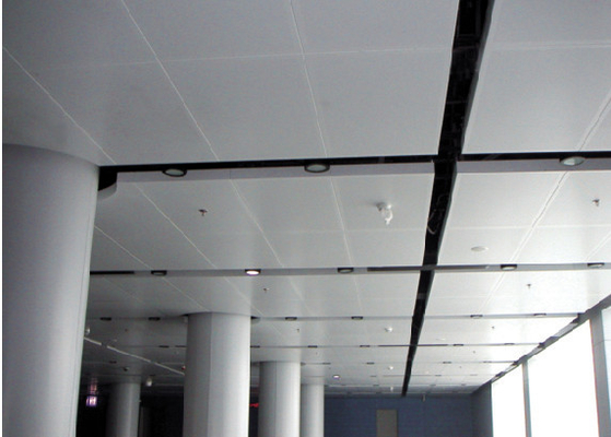 La configuration perforée insonorisée dans le plafond couvre de tuiles des panneaux de plafond le flottement/2x2 pour la décoration de hall