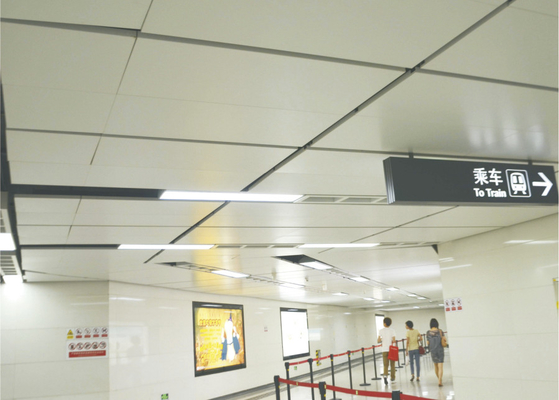 L'agrafe blanche imperméable dans plafond en aluminium/en aluminium couvre de tuiles le panneau de plafond perforé en métal pour le bureau