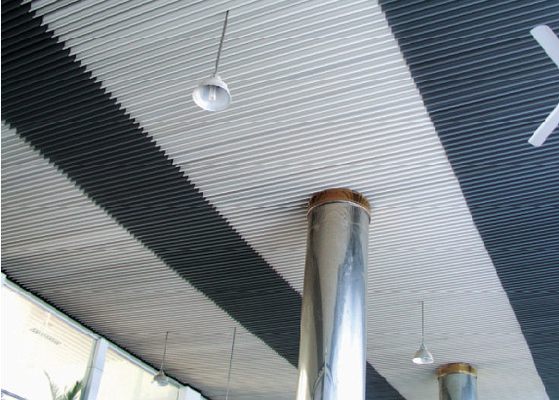 Plafond en aluminium biseauté perforé de bande