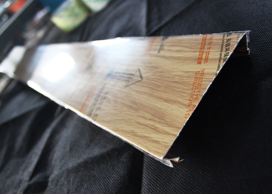 C en bois - le plafond en aluminium fermé formé de bande directement/a taillé l'angle