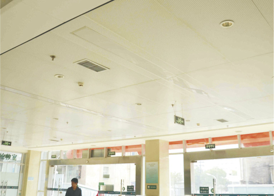 La barre perforative de pièce en t s'étendent dans la grille décorative de tuiles de plafond de baisse, tuiles de plafond de la suspension 2 x 2
