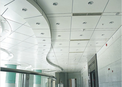 La configuration perforée en aluminium dans le plafond couvre de tuiles la feuille, flottant 600 x 600 panneaux de plafond
