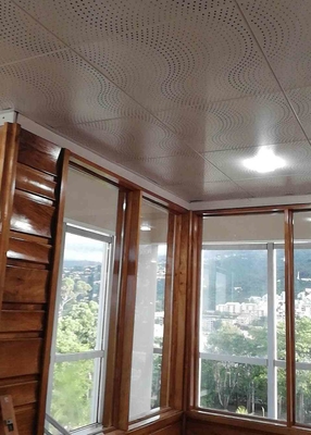 Agrafe en aluminium de plafond de la CE de tuiles de couleur de perforation blanche acoustique de vague dans le plafond pour l'hôtel
