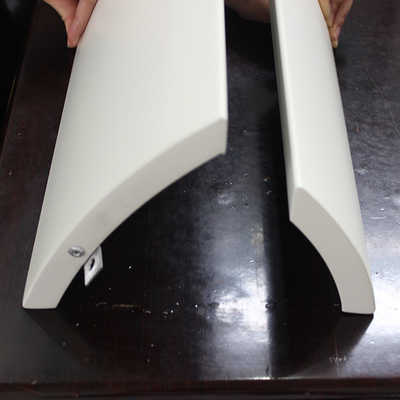 Épaisseur en aluminium décorative adaptée aux besoins du client par blanc de la forme incurvée 1.5mm 2.0mm de feuille de panneau