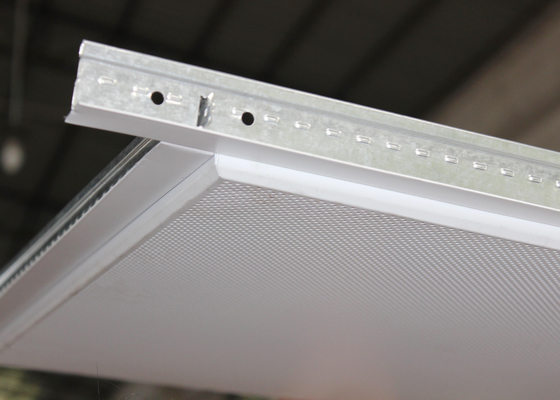 Configuration d'aluminium en feuille acoustique de tuiles de plafond installée avec la place de grille de T 600 x 600