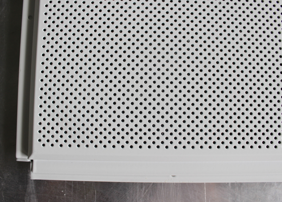 Configuration d'aluminium en feuille acoustique de tuiles de plafond installée avec la place de grille de T 600 x 600