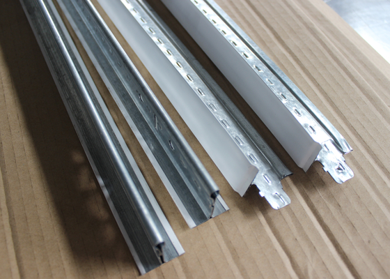Piquez les tuiles suspendues de plafond installées par barre en métal, panneau de plafond faux