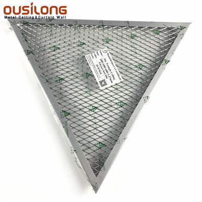Agrafe de réduction saine dans des panneaux de plafond avec le modèle de triangle