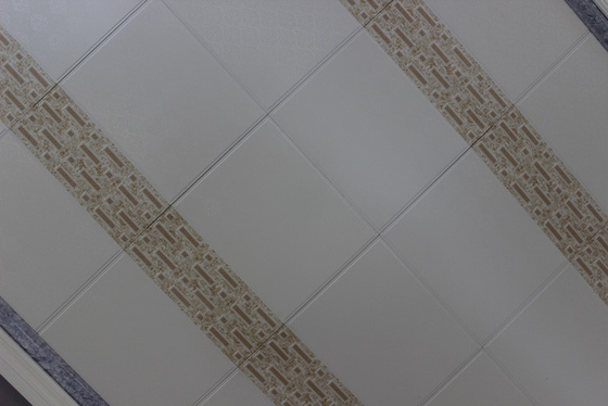 Les panneaux de plafond classiques de salle de bains évaluent l'alliage d'aluminium 325mm x 325mm d'aa