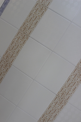 Les panneaux de plafond classiques de salle de bains évaluent l'alliage d'aluminium 325mm x 325mm d'aa