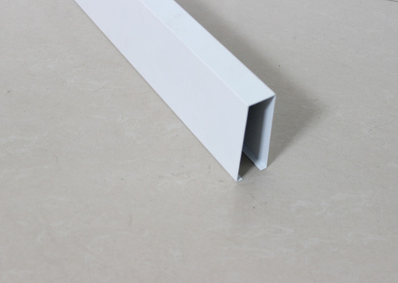 Les tuiles commerciales en U en aluminium de plafond linéaires laissent tomber vers le bas des tuiles de plafond