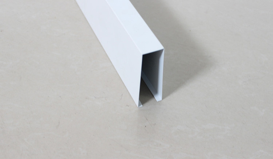 Les tuiles commerciales en U en aluminium de plafond linéaires laissent tomber vers le bas des tuiles de plafond