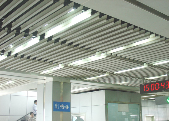 Plafond en aluminium J de cloison de lame embrochable de mode formé pour la métro
