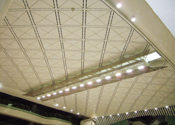 Le plafond suspendu artistique d'ornement couvre de tuiles la couleur en bois pour des centres commerciaux