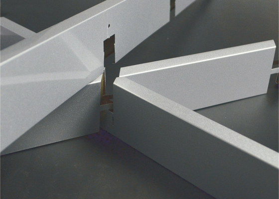 Grille en aluminium gigaoctet suspendu au plafond/T28001-2011 en métal de triangle intérieure d'ornement