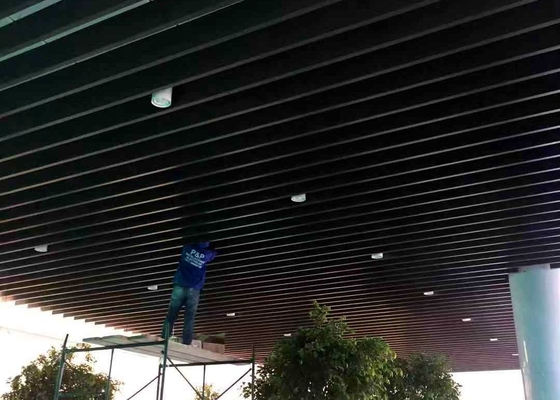 Plafond en aluminium de cloison de couleur en bois enduit par rouleau pour le centre commercial 12 ans de garantie